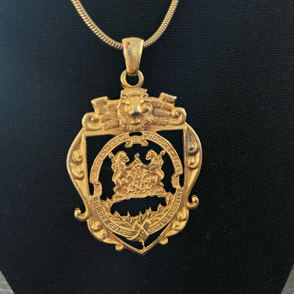 Elegant Vintage Crest Necklace | Gold - Picture 4 of 6